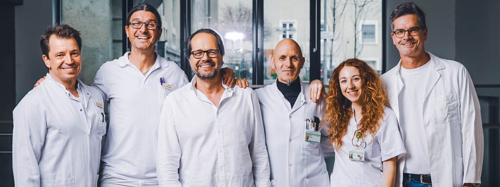 Das Teamfoto der Kinderneurochirurgie Salzburg mit allen Ärztinnen und Ärzten